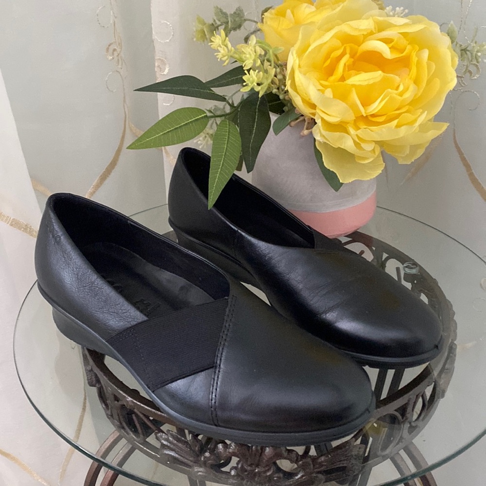 ECCO Black Leather Flats
